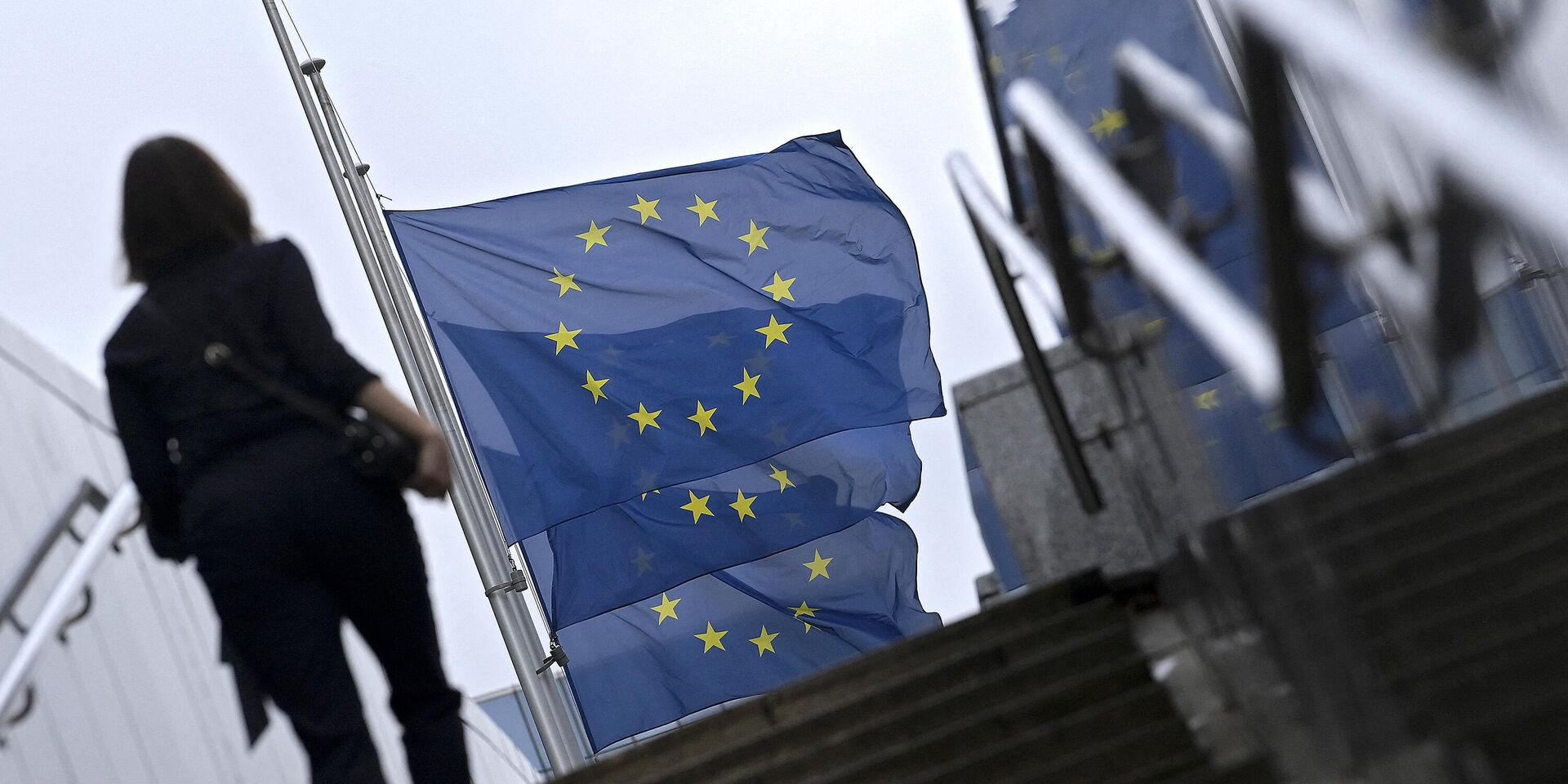 Флаги в штаб-квартире ЕС в Брюсселе, Бельгия. 9 сентября 2022 года - ИноСМИ, 1920, 13.09.2022