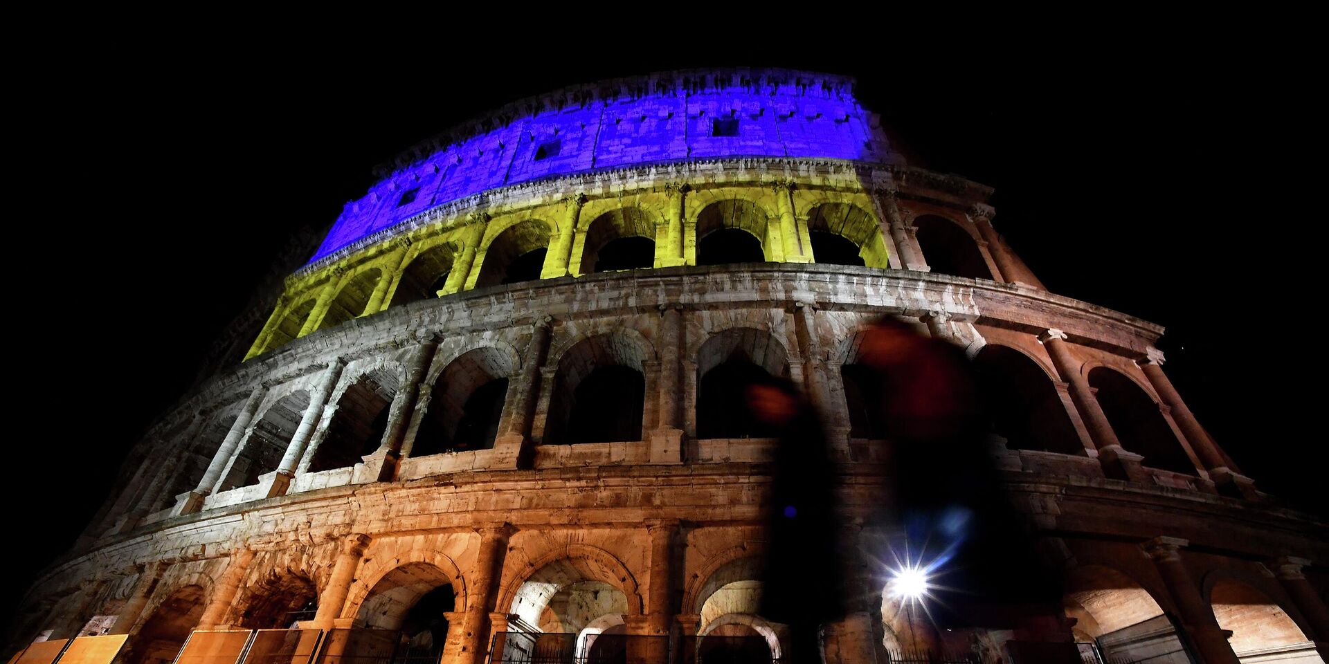 Колизей, подсвеченный в цвета украинского флага, в Риме, Италия - ИноСМИ, 1920, 13.09.2022