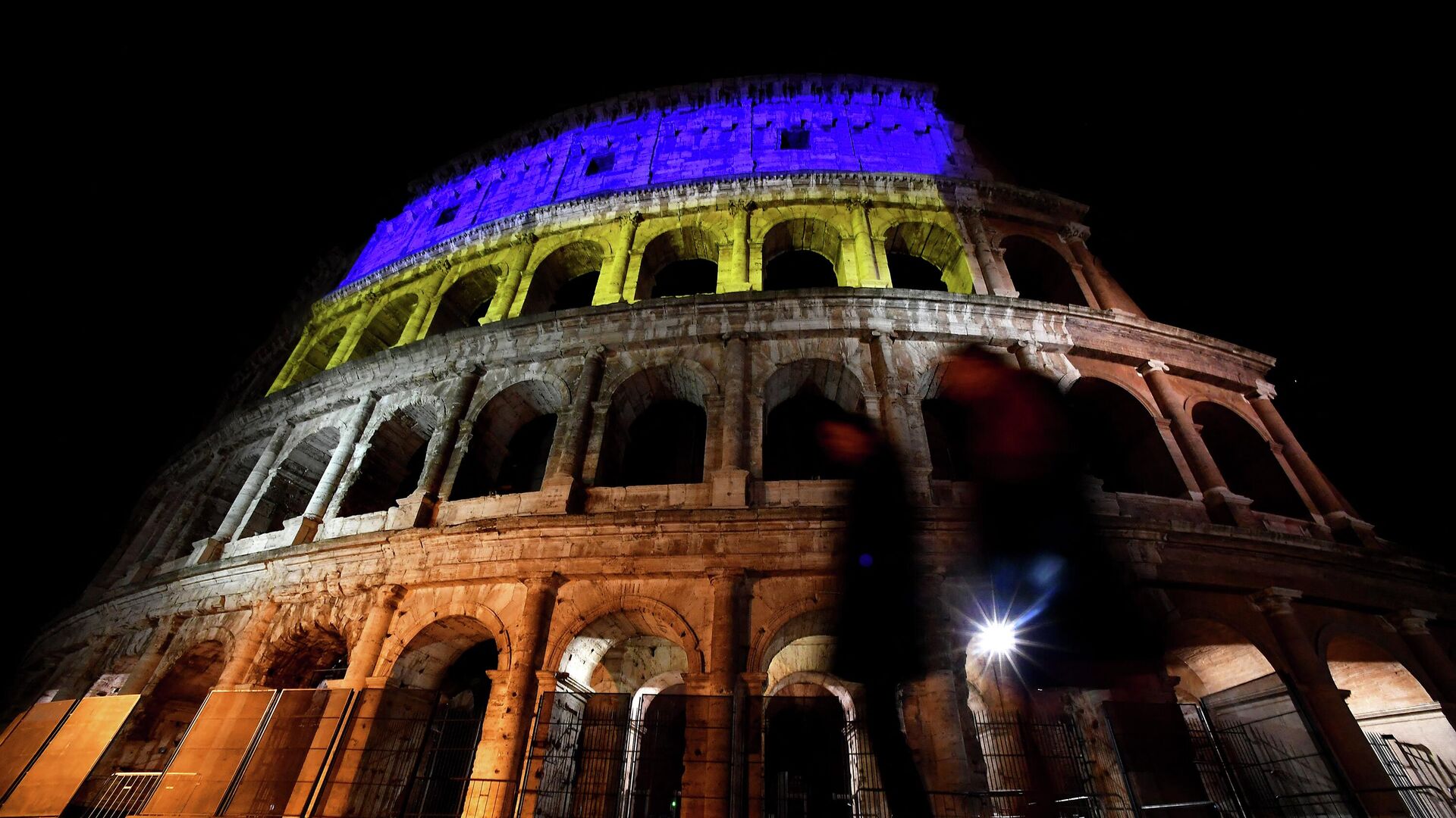 Колизей, подсвеченный в цвета украинского флага, в Риме, Италия - ИноСМИ, 1920, 13.09.2022