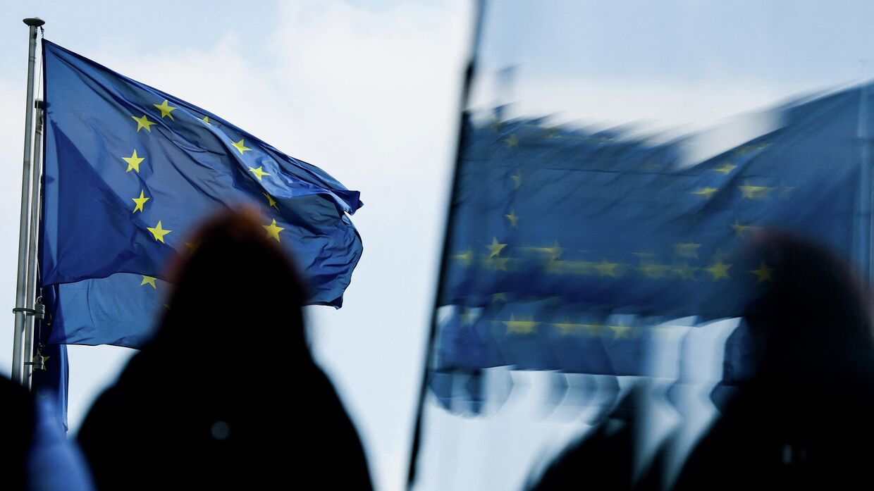 Флаги Европейского союза у штаб-квартиры ЕС в Брюсселе