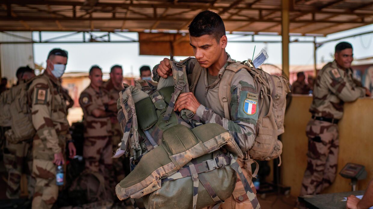 Французские солдаты покидают базу в Гао, Мали, 9 июня 2021 года.