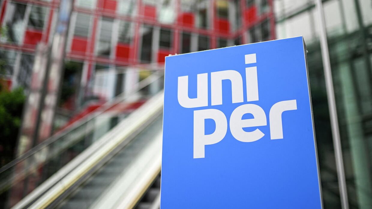 Логотип компании Uniper в вестибюле штаб-квартиры компании в Дюссельдорфе, Германия.
