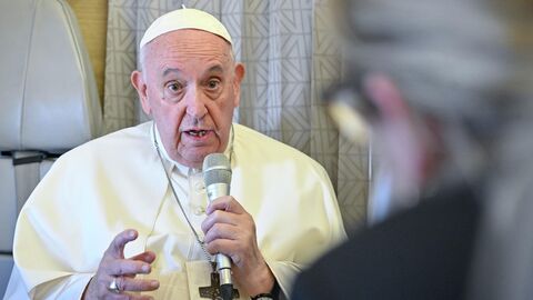 Папа римский Франциск отвечает на вопросы журналистов на борту самолета по пути из Казахстана, 15 сентября 2022 г.