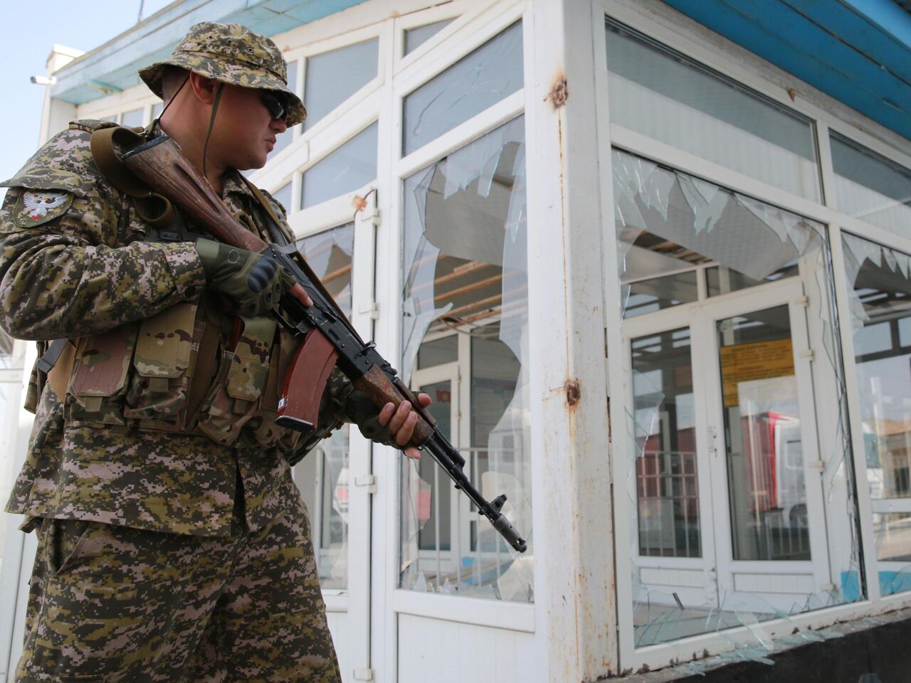 пиджак в пыли под кроватью брюки