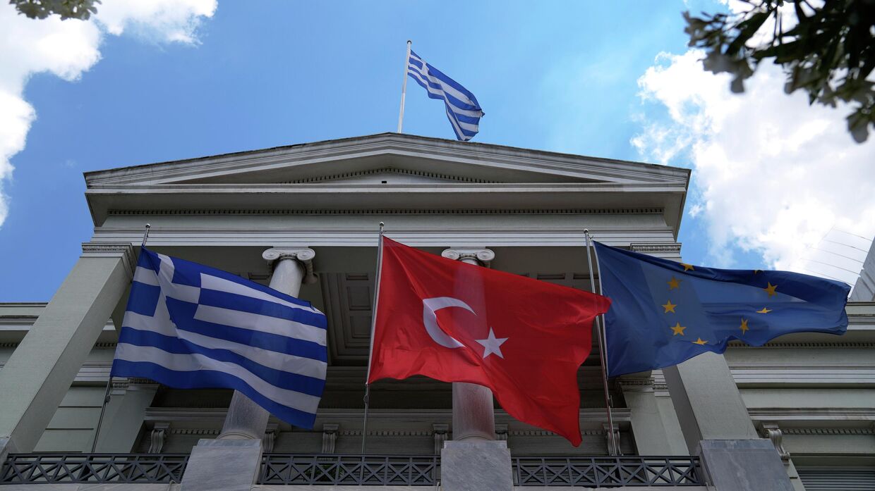 Флаги Греции, Турции и ЕС на здании министерства иностранных дел в Афинах. Архивная фотография
