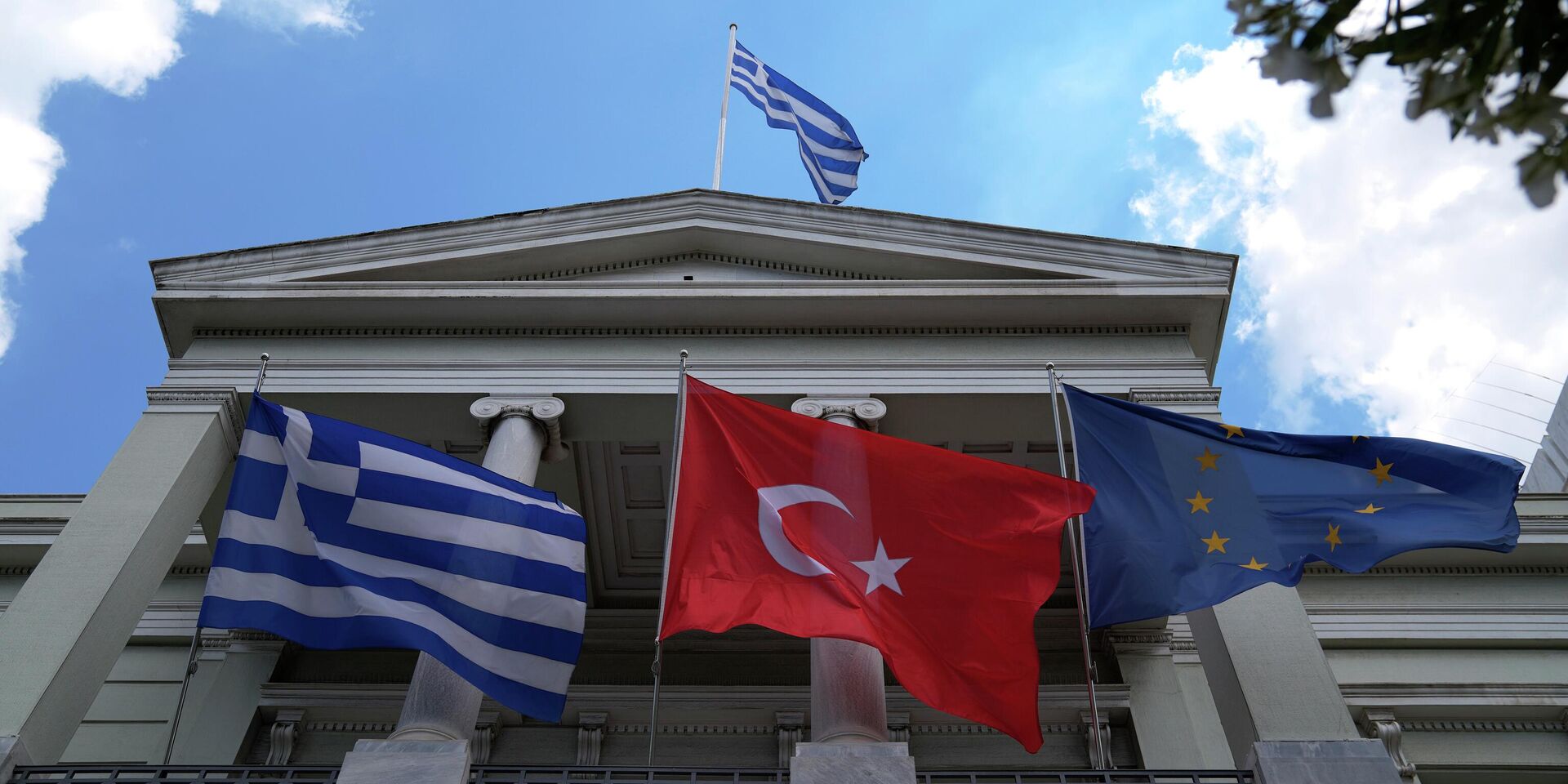 Флаги Греции, Турции и ЕС на здании министерства иностранных дел в Афинах. Архивная фотография - ИноСМИ, 1920, 20.09.2022