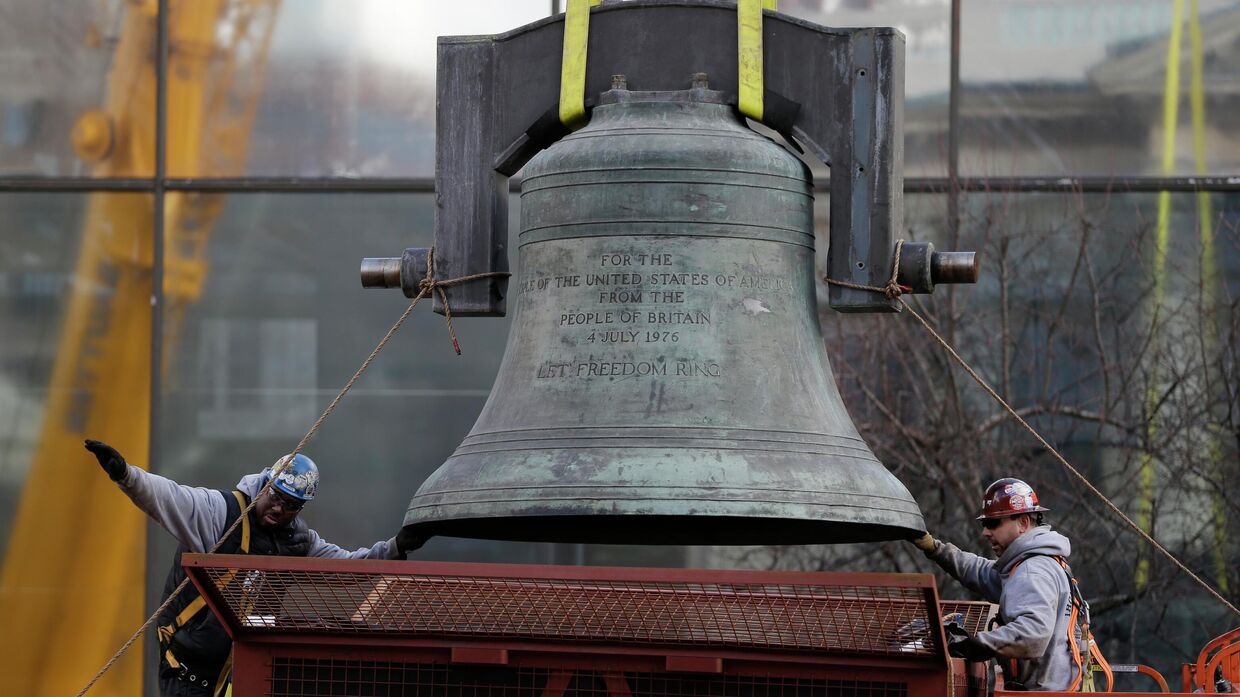 Рабочие перемещают колокол, подаренный Елизаветой II к 200-летию независимости США, в Филадельфии, США. Архивная фотография
