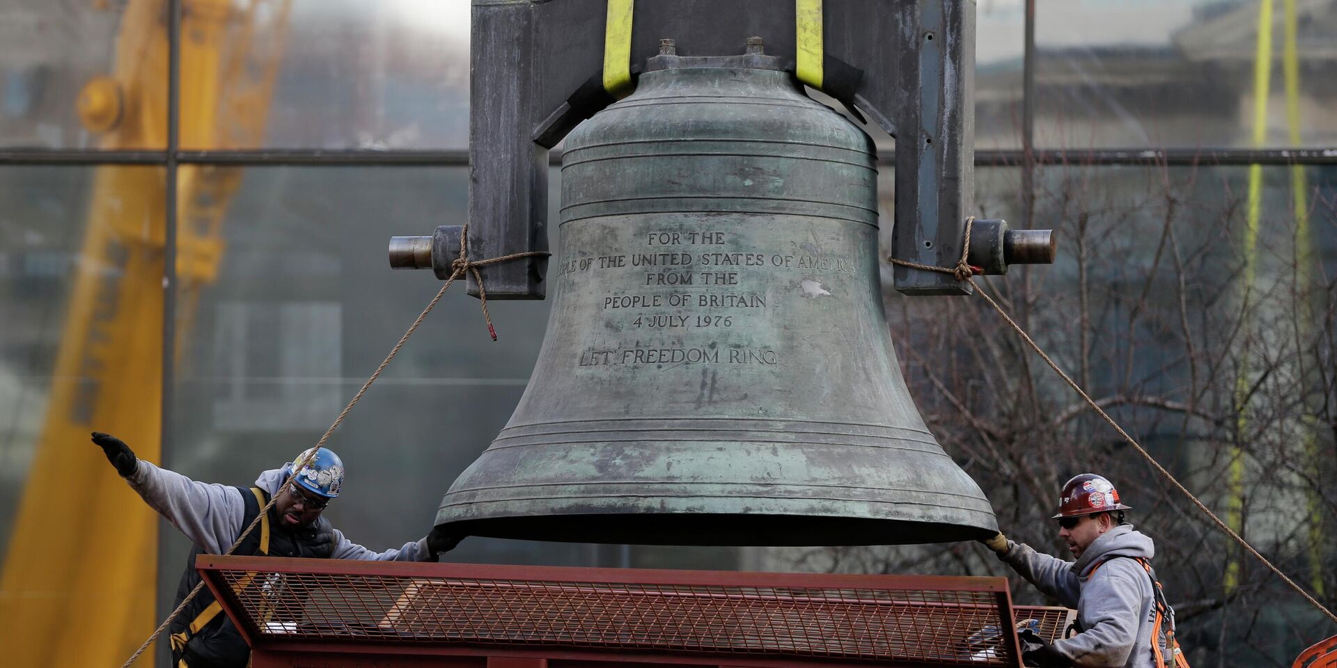 Рабочие перемещают колокол, подаренный Елизаветой II к 200-летию независимости США, в Филадельфии, США. Архивная фотография - ИноСМИ, 1920, 21.09.2022