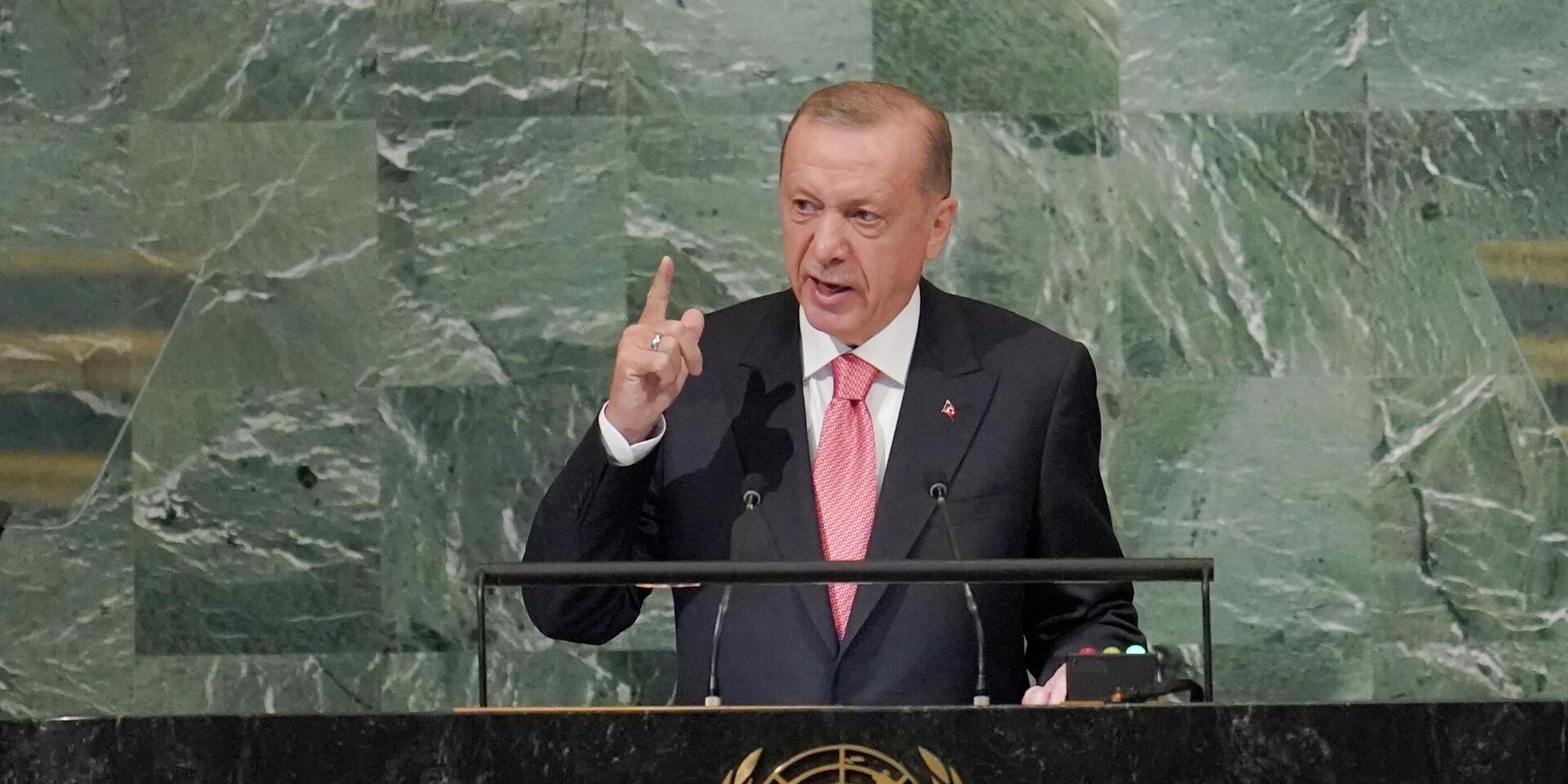 Президент Турции Реджеп Тайип Эрдоган выступает на 77-й сессии Генеральной Ассамблеи Организации Объединенных Наций в штаб-квартире ООН в Нью-Йорке, 21 сентября 2022 года - ИноСМИ, 1920, 21.10.2022