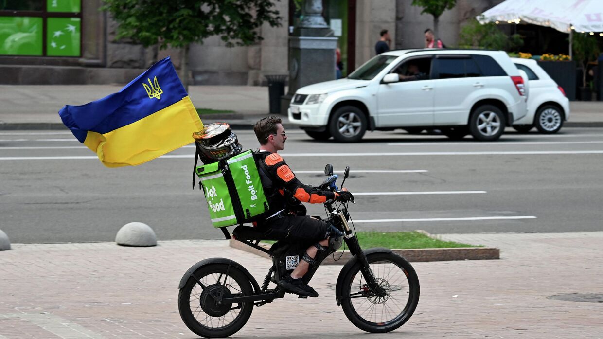 Курьер службы доставки на улице Киева, Украина. Архивная фотография