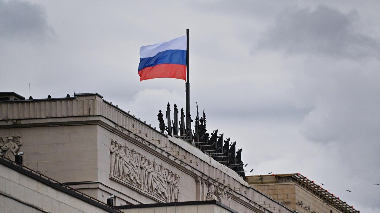 Флаг на здании Министерства обороны РФ на Фрунзенской набережной в Москве