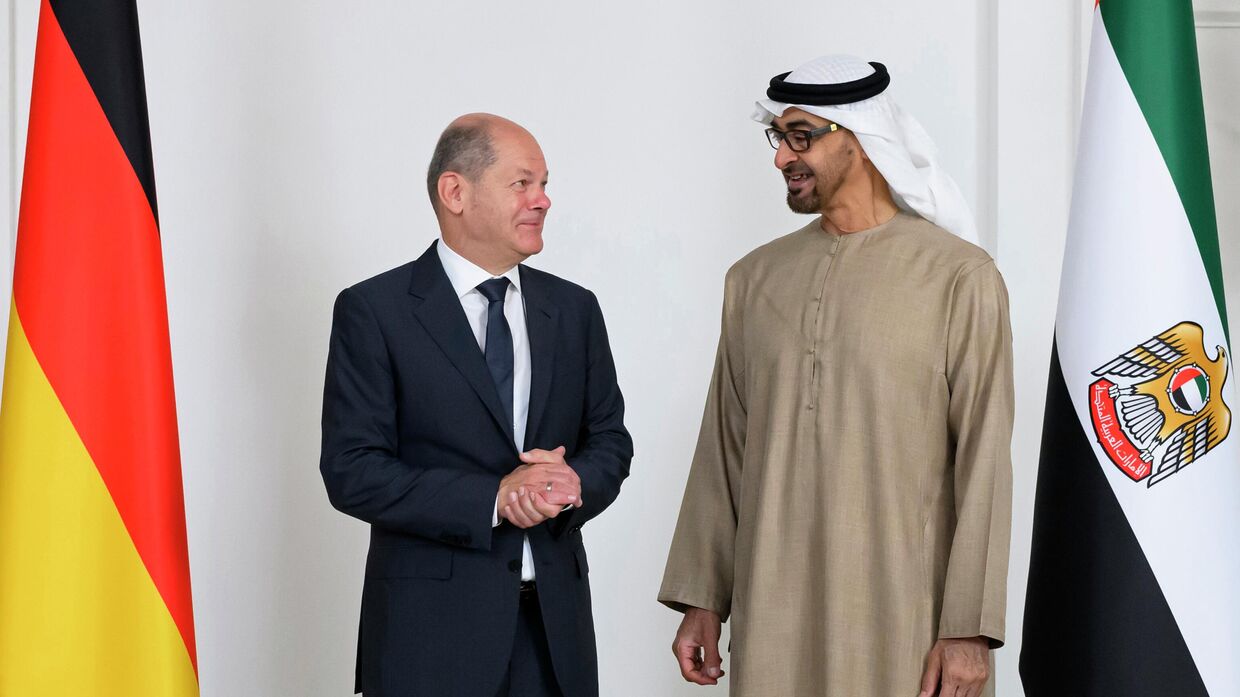 Президент ОАЭ шейх Мохаммед бен Заид Аль Нахайян и канцлер Германии Олаф Шольц во дворце Аль-Шати в Абу-Даби. 25 сентября 2022 года