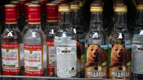 Алкогольная продукция на полках в одном из магазинов