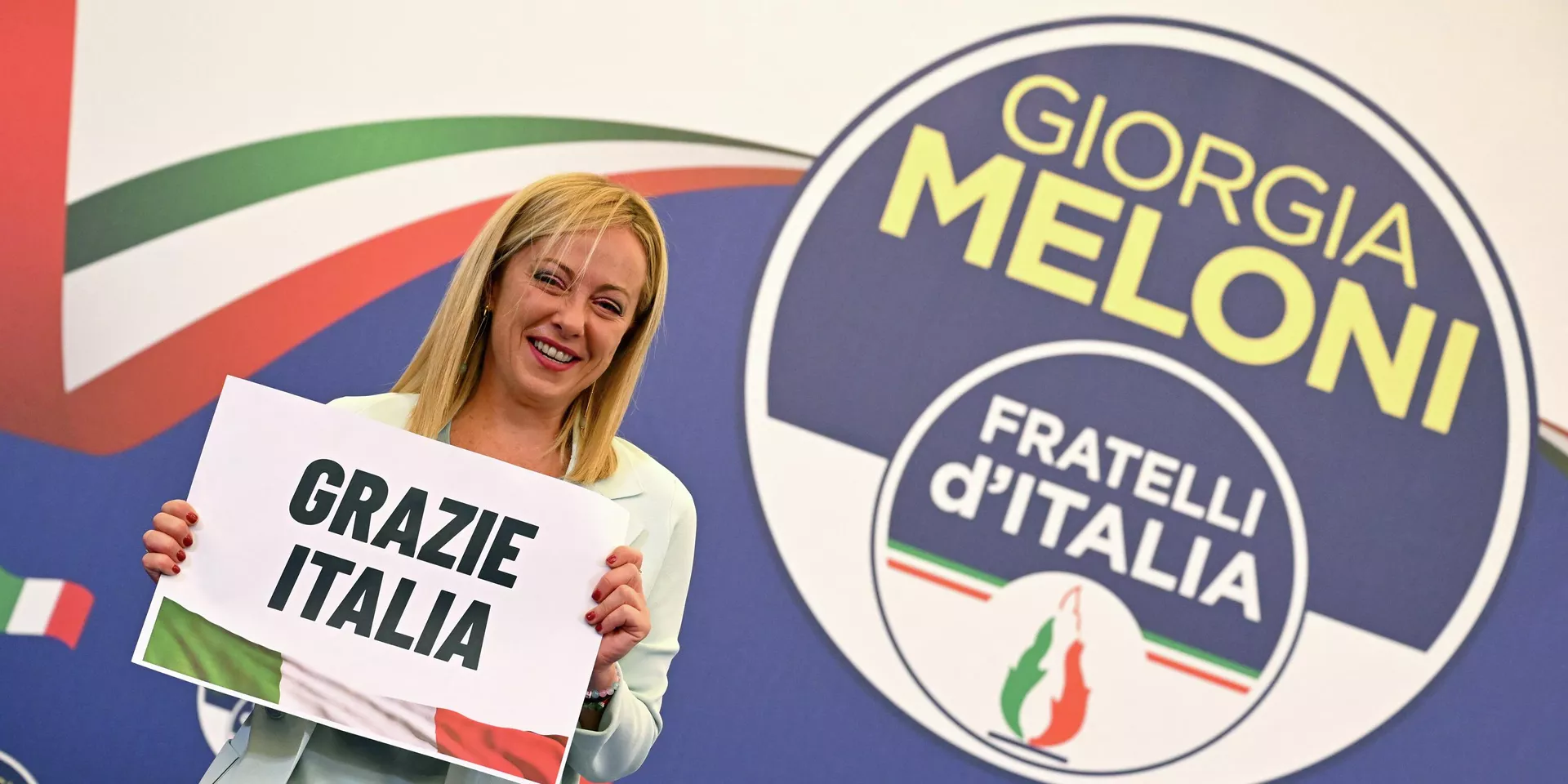 Лидер итальянской ультраправой партии Джорджия Мелони держит плакат с надписью Спасибо, Италия в Риме. 26 сентября 2022 года - ИноСМИ, 1920, 26.09.2022