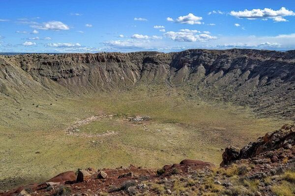Кратер Бэрринджера или Аризонский кратер представляет собой весьма впечатляющую воронку, расположенную в пустыне Аризоны, диаметром более мили. Хотя этот кратер появился десятки тысяч лет назад, он образовался в результате падения относительно небольшого космического объекта диаметром всего около 50 метров – это в три раза меньше диаметра астероида, с которым столкнется аппарат DART. Хотя такие объекты, способные уничтожить целый город, опасны, один астероид диаметром в три раза больше уничтожит всё в радиусе десятков или даже сотен миль, как это произошло в случае с Тунгусским метеоритом.