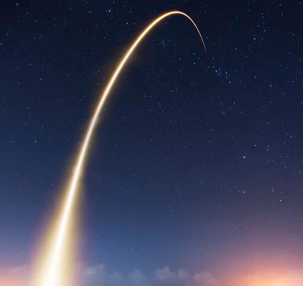 На этом изображении показан параболический след, оставленный ракетой после запуска. Если мы сможем вычислить потенциально опасный объект, который должен столкнуться с Землей, способность как можно быстрее его перехватить станет ключевым условием для смягчения любого ущерба, поскольку, чем раньше мы приступим к принятию мер по изменению его траектории, тем эффективнее они окажутся.