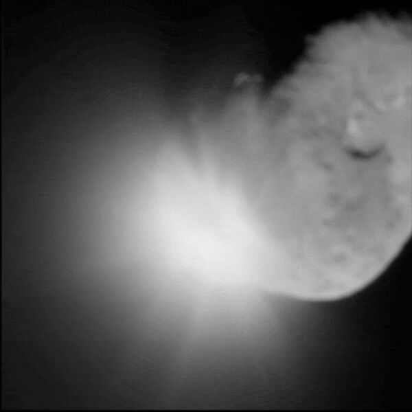 Космический аппарат Deep Impact демонстрирует вспышку, которая произошла, когда комета Темпеля 1 столкнулась с ударным зондом. Кадры были сделаны с помощью установленной на аппарате камеры с высоким разрешением – съемка велась в течение примерно 40 секунд. Черные полосы по бокам – это результат стабилизации изображения. Небольшое изменение импульса в результате этого удара не оказало существенного влияния на траекторию движения кометы Темпеля 1.