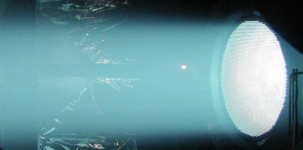 Ионный двигатель NEXIS от Лаборатории реактивного движения НАСА является прототипом двигателя с долгой тягой, который может перемещать объекты большой массы в течение длительного времени. Если у нас будет достаточно времени, подобный двигатель (или целая серия двигателей) сумеет спасти Землю от потенциально опасного удара.