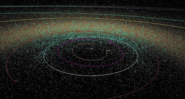 Это изображение показывает карту положения известных околоземных объектов (ОСЗ) в определенные моменты времени за последние 20 лет. Она заканчивается картой всех известных астероидов по состоянию на январь 2018 года. Крайне важно признать, что наиболее опасные астероиды из всех, то есть те астероиды, которые наиболее часто пересекают орбиту Земли, в большинстве своем вообще не описаны. Хотя Юпитер поглощает множество астероидов и комет, он также может менять их траектории, потенциально подвергая Землю еще большей опасности.