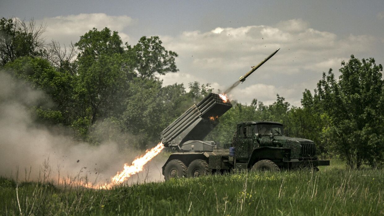 Украинские военные ведут огонь из американских систем залпового огня MLRS на востоке страны