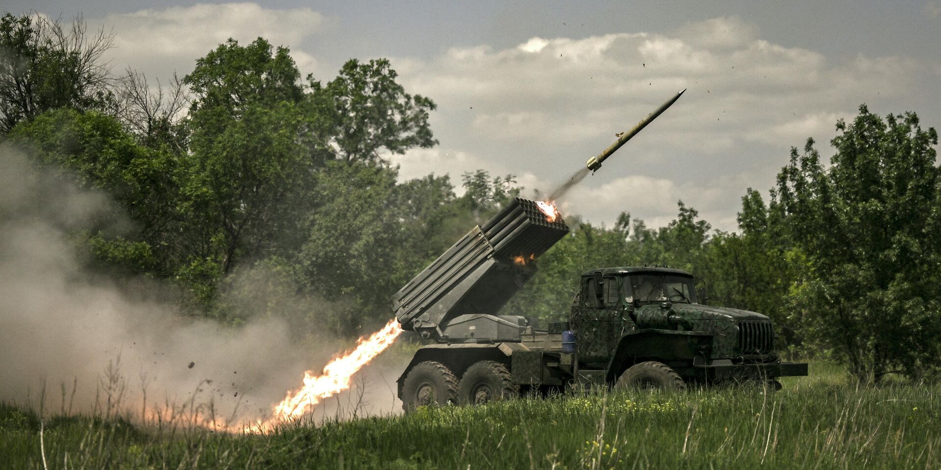 Украинские военные ведут огонь из американских систем залпового огня MLRS на востоке страны - ИноСМИ, 1920, 29.09.2022