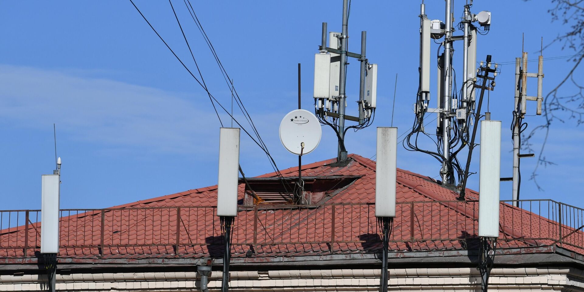 Вышки сотовой связи на крыше дома - ИноСМИ, 1920, 03.10.2022