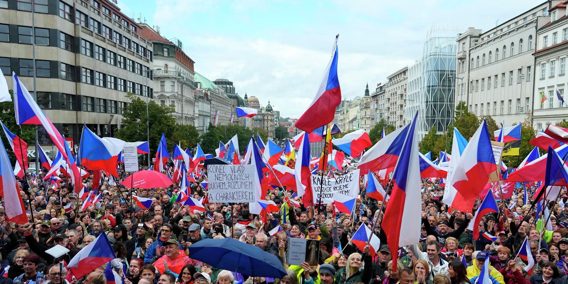 Участники антиправительственной демонстрации в Праге, Чешская Республика, 28 сентября 2022 года. - ИноСМИ, 1920, 06.10.2022