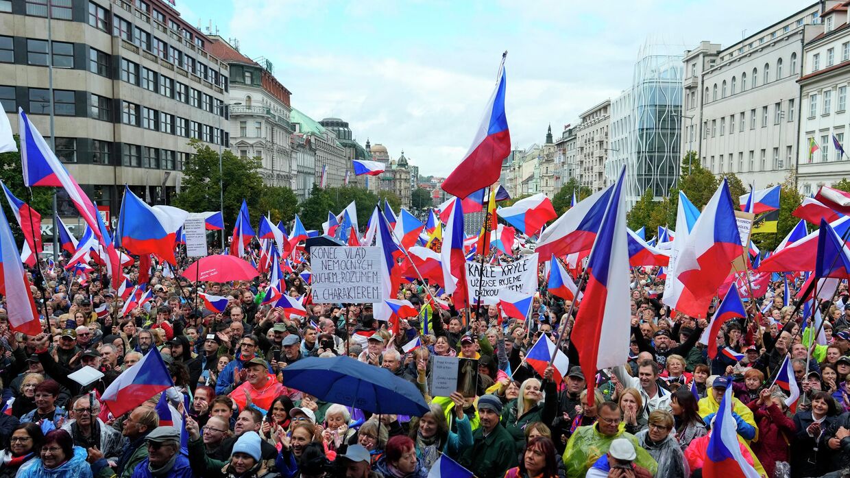 Участники антиправительственной демонстрации в Праге, Чешская Республика, 28 сентября 2022 года.