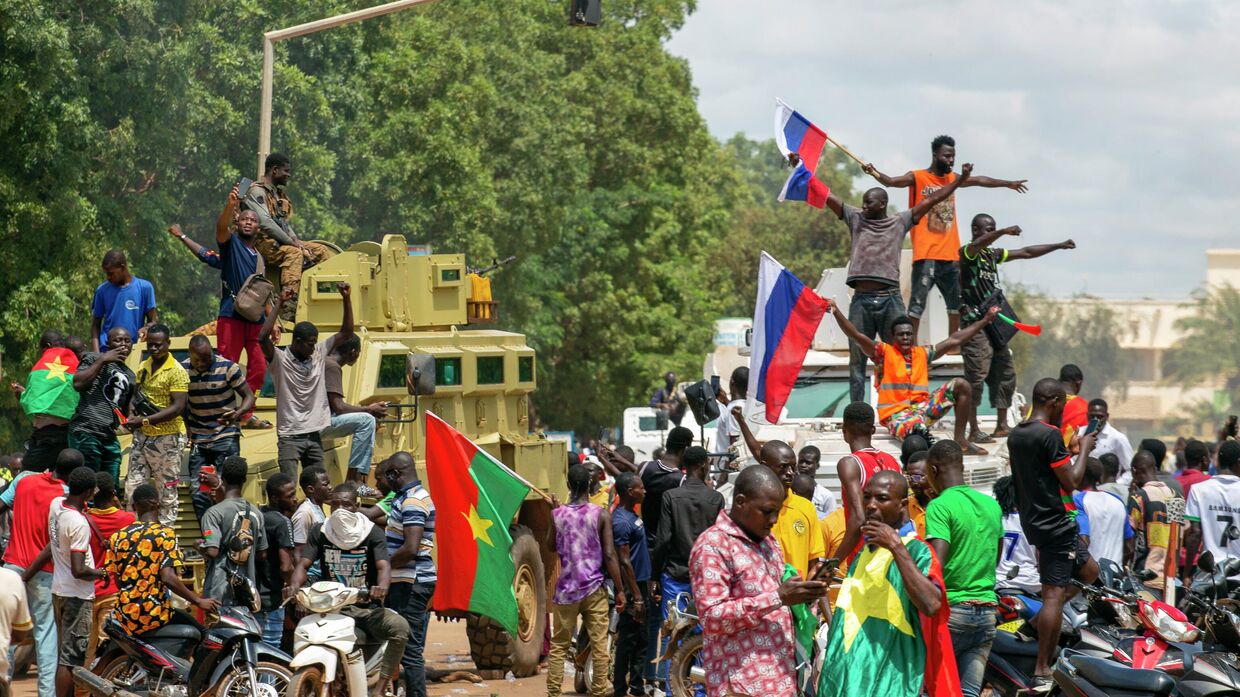 Сторонники Ибрагима Траоре на улицах Уагадугу, Буркина-Фасо. 2 октября 2022 года