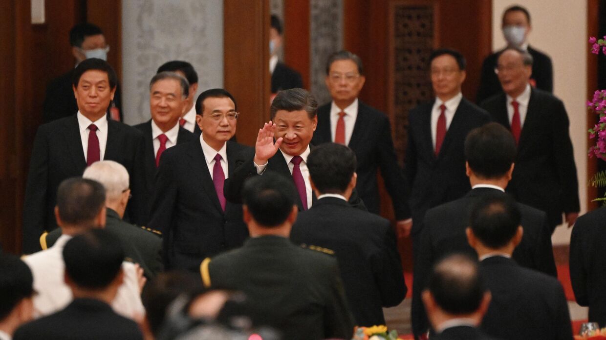 Председатель КНР Си Цзиньпин и премьер-министр Китая Ли Кэцян прибывают на прием накануне Национального дня Китая в Пекине, 30 сентября 2022 года.