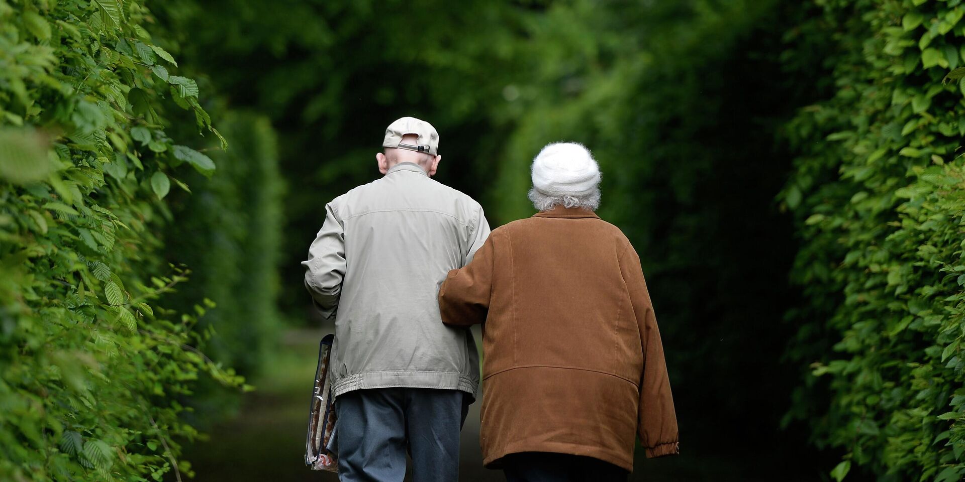 Пожилая пара прогуливается в парке в Гельзенкирхене, Германия - ИноСМИ, 1920, 04.10.2022