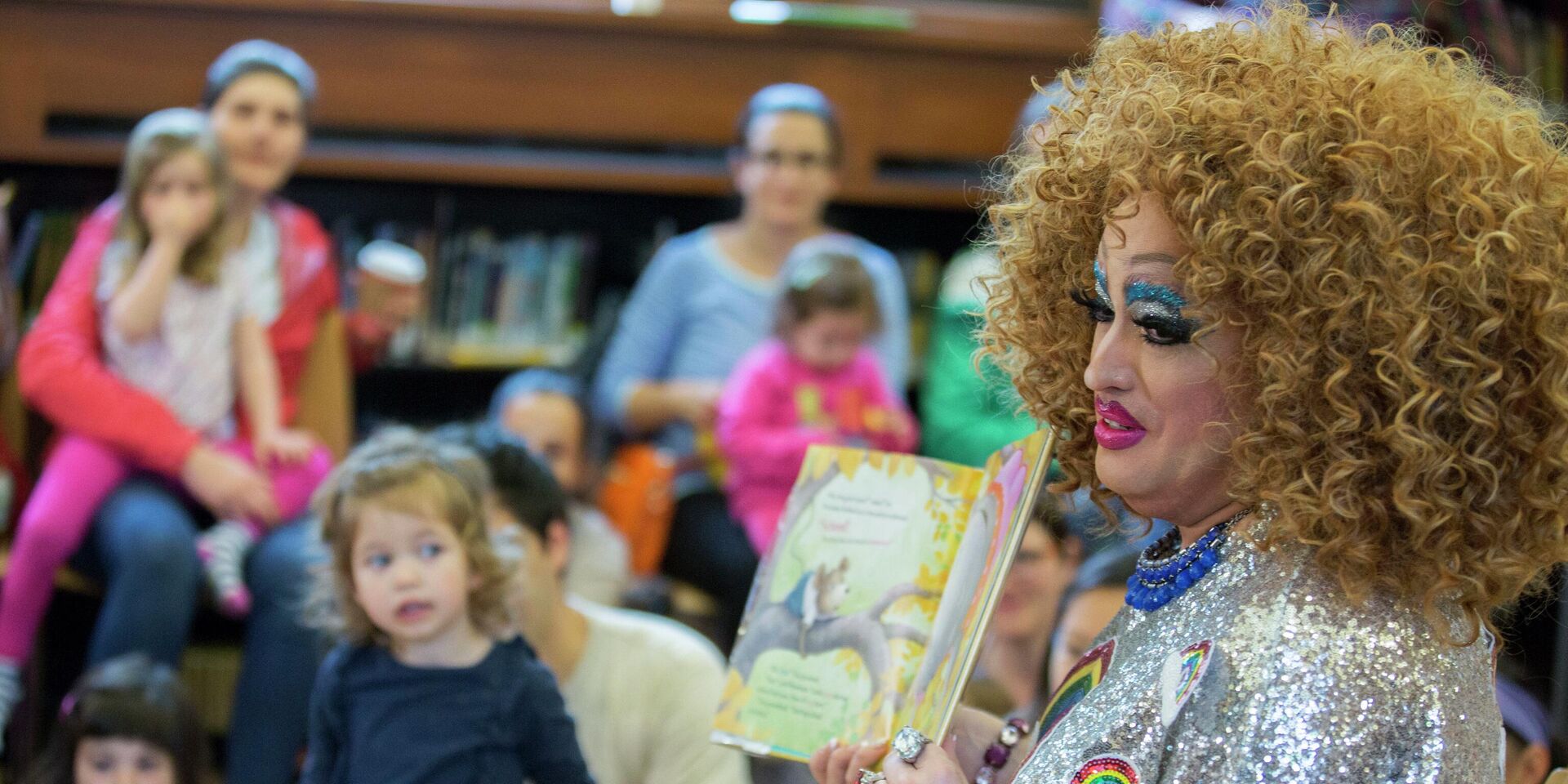 Трансвестит читает сказку для детей в бруклинской публичной библиотеке в Нью-Йорке - ИноСМИ, 1920, 05.10.2022