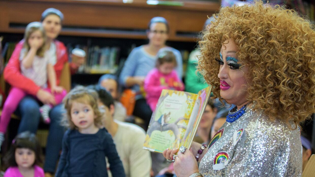 Трансвестит читает сказку для детей в бруклинской публичной библиотеке в Нью-Йорке
