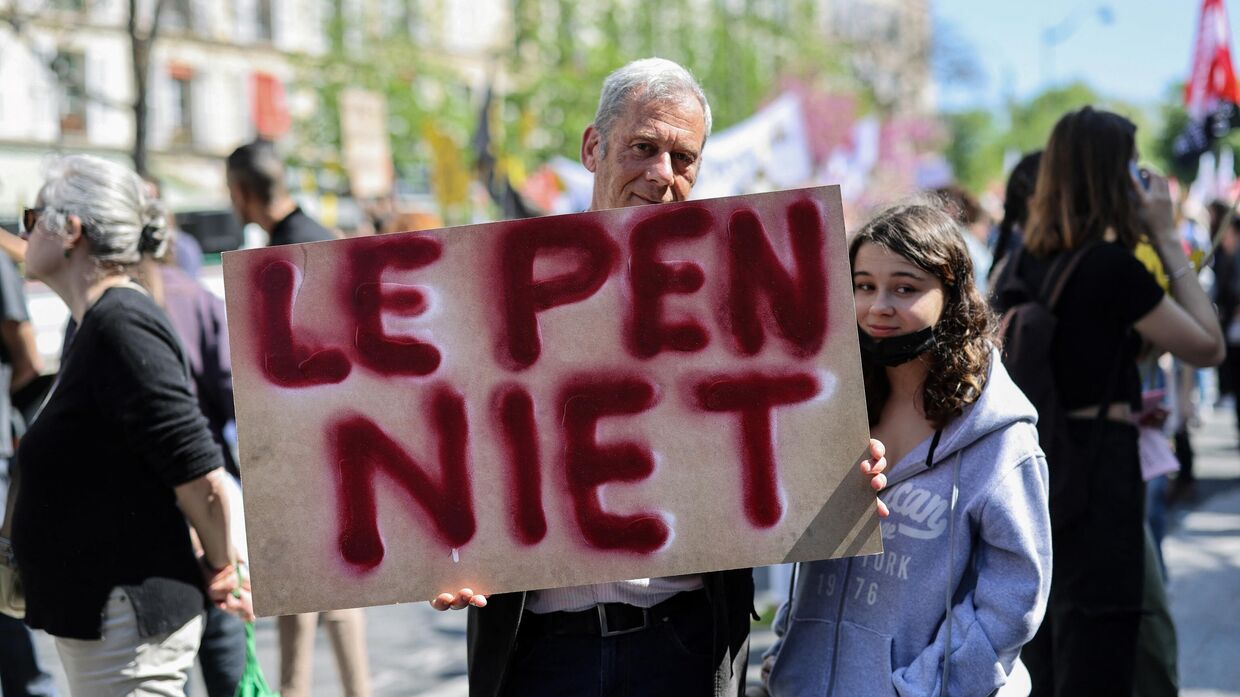 Протестующий с плакатом Нет Ле Пен во время демонстрации против расизма и фашизма в Париже, 16 апреля 2022 года