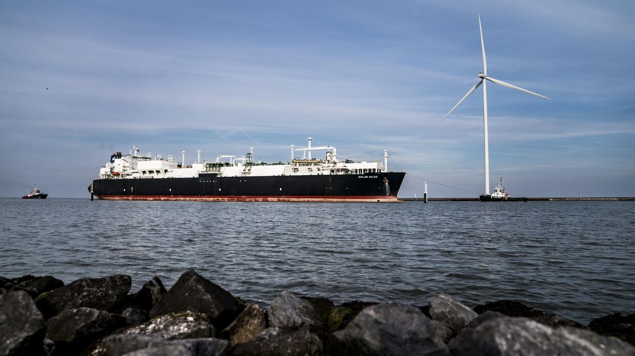 СПГ-танкер в порту Эмсхафен, Нидерланды