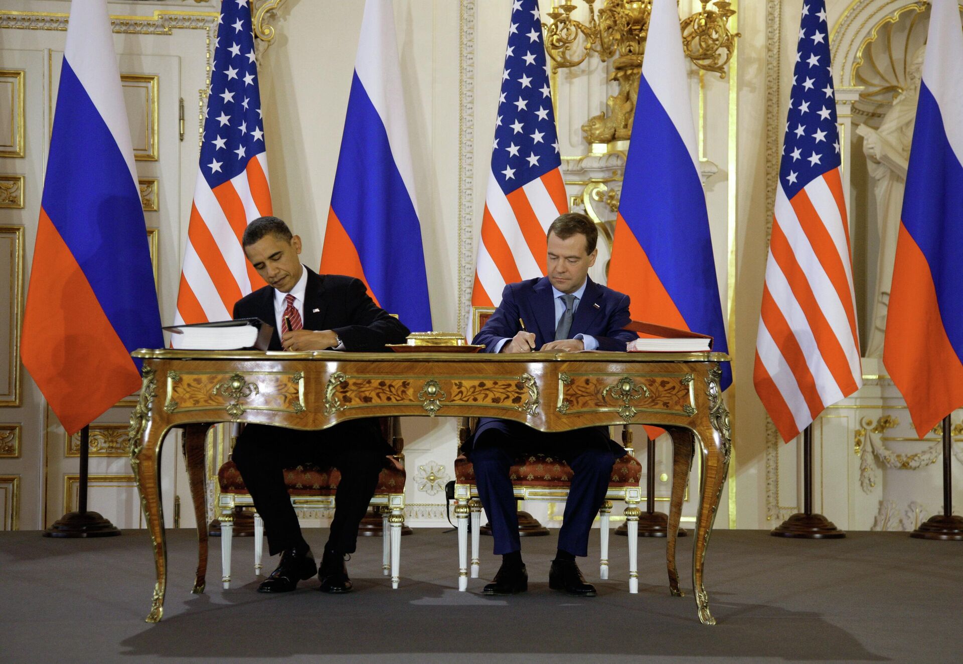 8 апреля 2010 года. Президент России Дмитрий Медведев и президент США Барак Обама во время церемонии подписания Договора о мерах по дальнейшему сокращению и ограничению стратегических наступательных вооружений (СНВ) - ИноСМИ, 1920, 06.10.2022