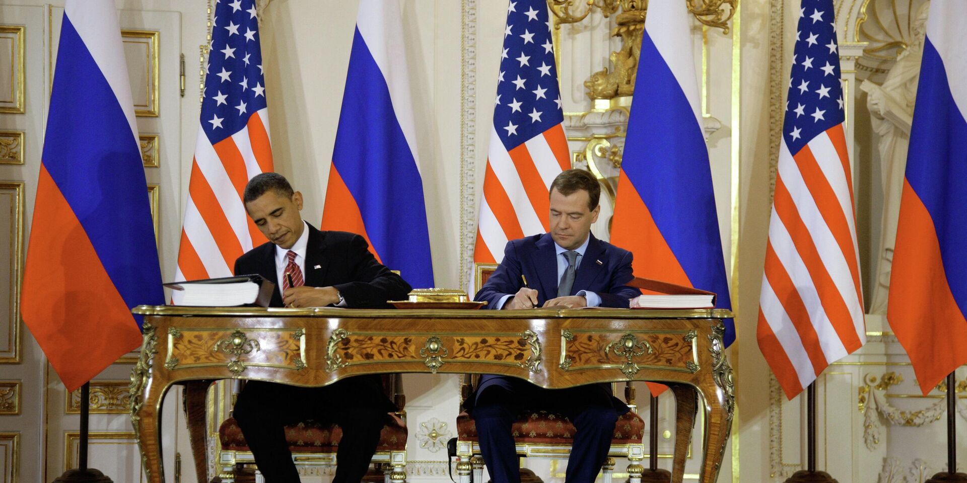 8 апреля 2010 года. Президент России Дмитрий Медведев и президент США Барак Обама во время церемонии подписания Договора о мерах по дальнейшему сокращению и ограничению стратегических наступательных вооружений (СНВ) - ИноСМИ, 1920, 22.09.2025