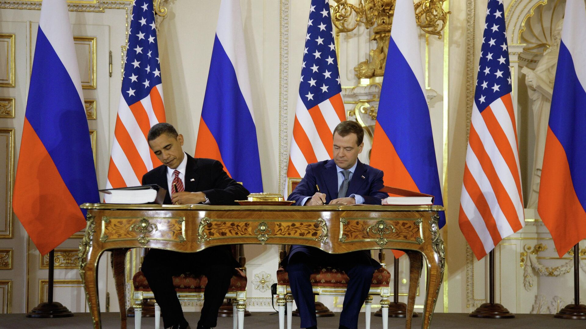 8 апреля 2010 года. Президент России Дмитрий Медведев и президент США Барак Обама во время церемонии подписания Договора о мерах по дальнейшему сокращению и ограничению стратегических наступательных вооружений (СНВ) - ИноСМИ, 1920, 22.09.2025