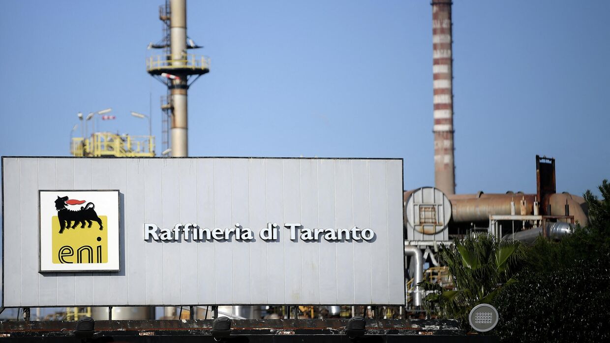 Нефтеперерабатывающий завод итальянской транснациональной нефтегазовой компании ENI в Таранто