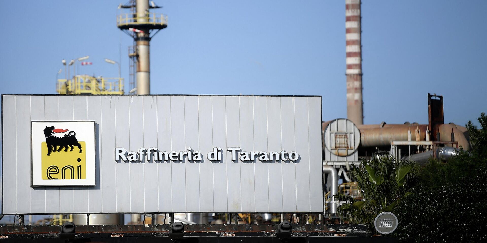 Нефтеперерабатывающий завод итальянской транснациональной нефтегазовой компании ENI в Таранто - ИноСМИ, 1920, 06.10.2022