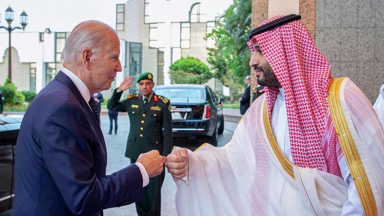 Джо Байден и наследный принц Мохаммед бин Сальман здороваются кулаками 