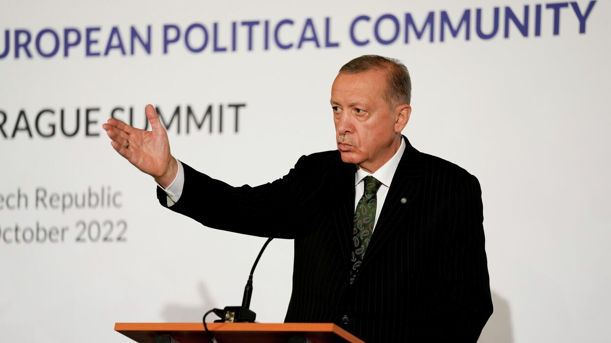 Президент Турции Реджеп Тайип Эрдоган выступает во время пресс-конференции после встречи на саммите в Праге, 6 октября 2022 года