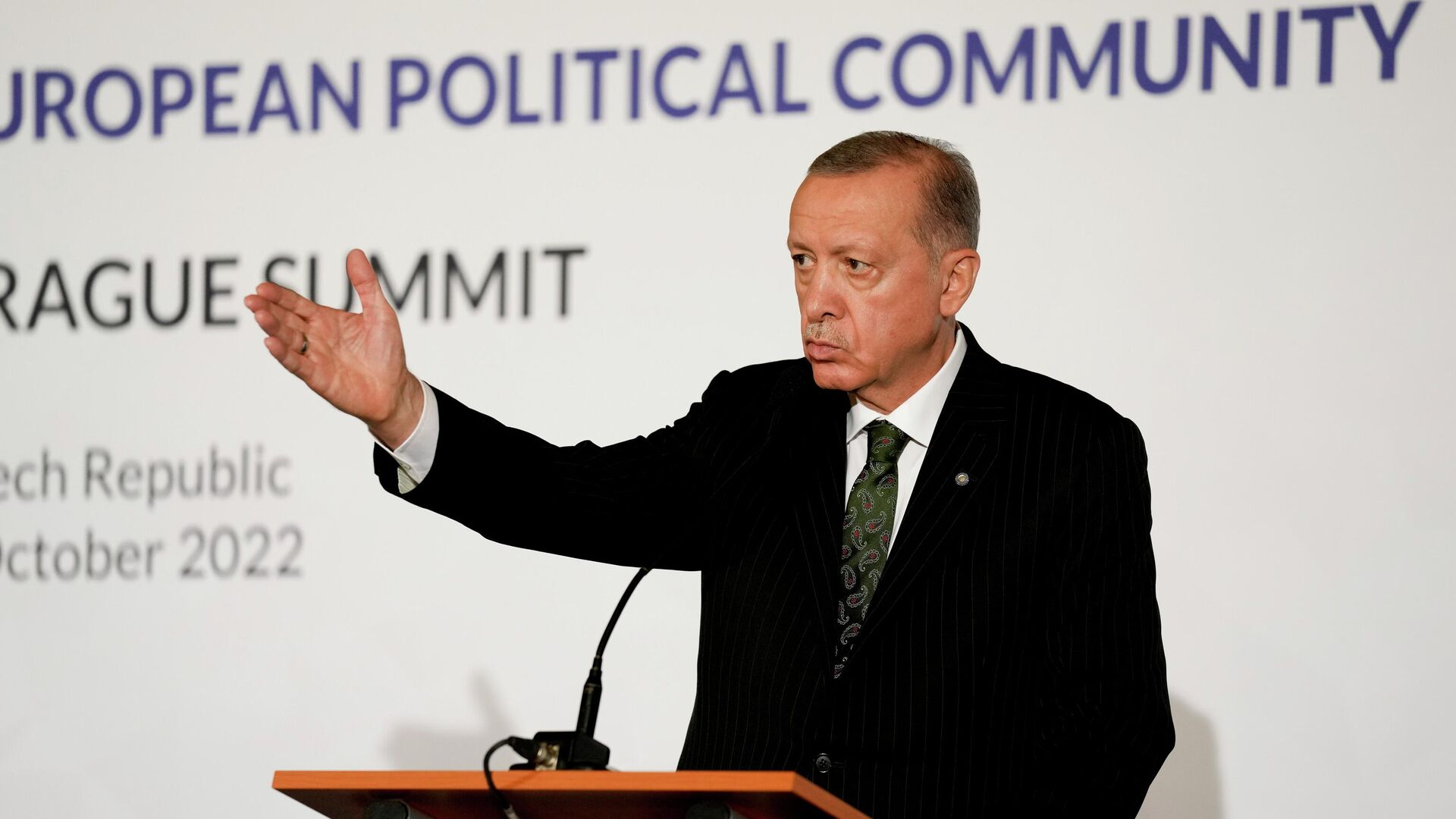 Президент Турции Реджеп Тайип Эрдоган выступает во время пресс-конференции после встречи на саммите в Праге, 6 октября 2022 года - ИноСМИ, 1920, 07.10.2022
