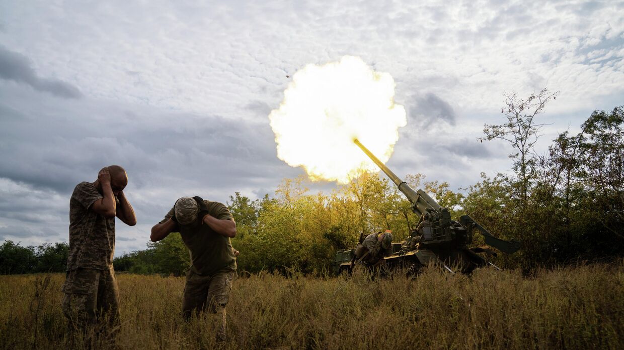 Украинские артиллеристы ведут огонь из САУ 2С7 Пион. Архивная фотография