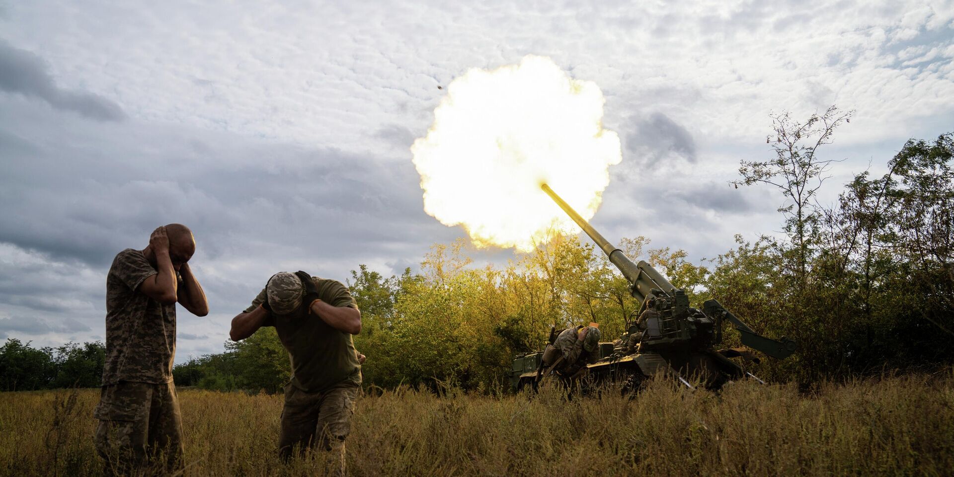 Украинские артиллеристы ведут огонь из САУ 2С7 Пион. Архивная фотография - ИноСМИ, 1920, 11.10.2022
