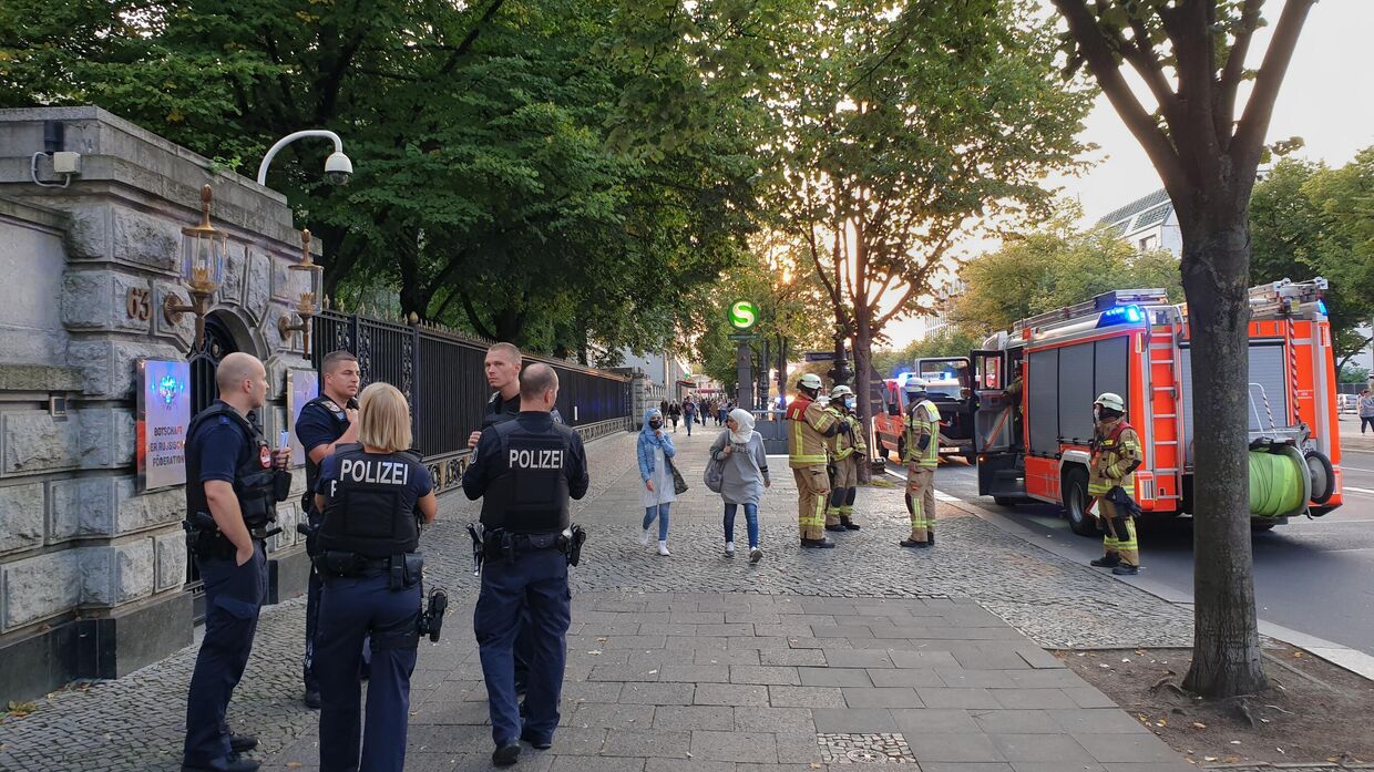 Пожарные у российского посольства в Берлине