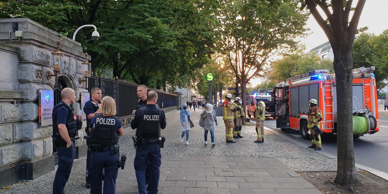 Пожарные у российского посольства в Берлине