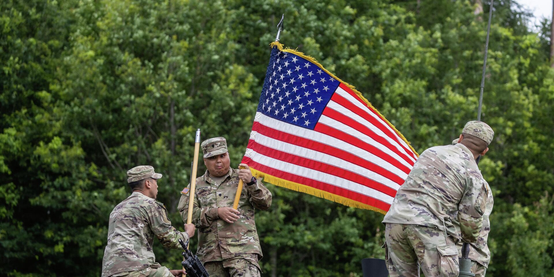 Американские солдаты устанавливают национальный флаг США в мобильном командном пункте НАТО близ деревни Шиплишки в Польше - ИноСМИ, 1920, 12.10.2022
