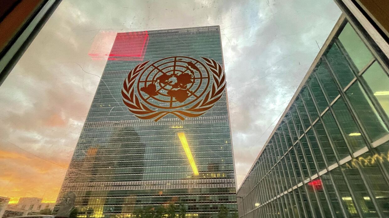 Здание штаб-квартиры Организации Объединенных Наций в Нью-Йорке, США