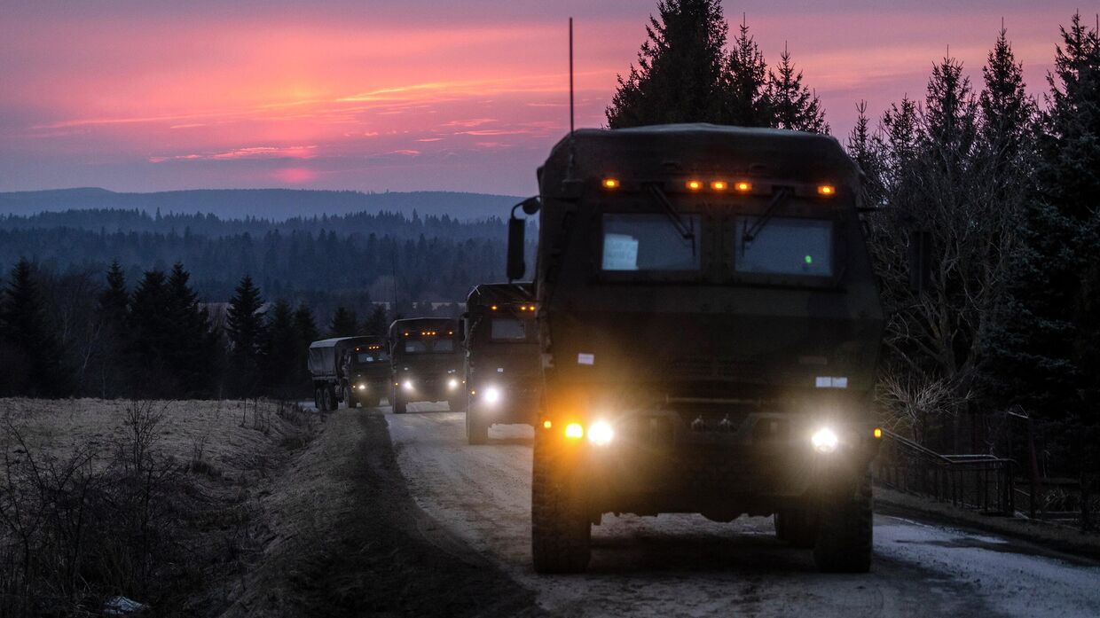 Колонна грузовиков армии США рядом с военным лагерем в Арламов, Польша
